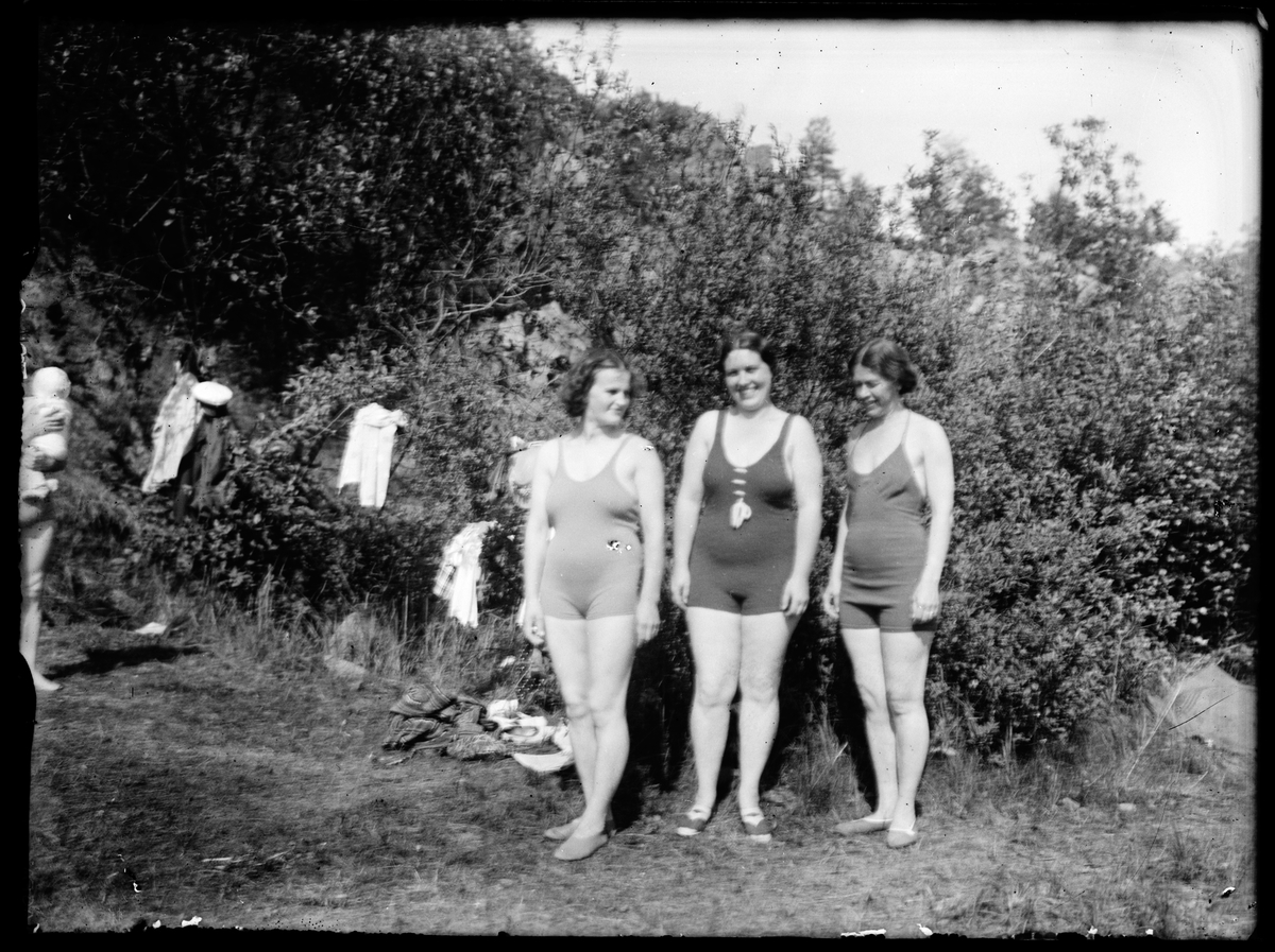 Tre kvinnor i baddräkt, Vänersborg