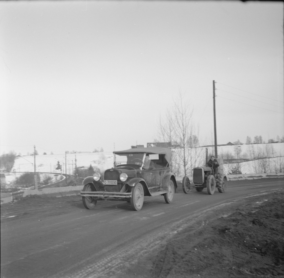 Gamle kjøretøy på riksveien ved Fyen, Sørumsand.