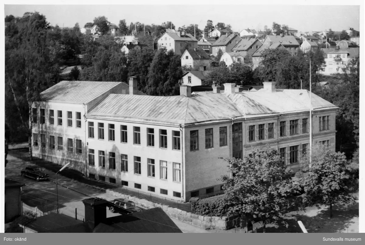 Sundsvalls Handelsskola efter utbyggnaden 1940 då även skolan ändrade namn till Sundsvalls Handelsgymnasium. Senare bytte skolan namn till Alléskolan eftersom även annan undervisning bedrevs där. Bergsgatan 43.