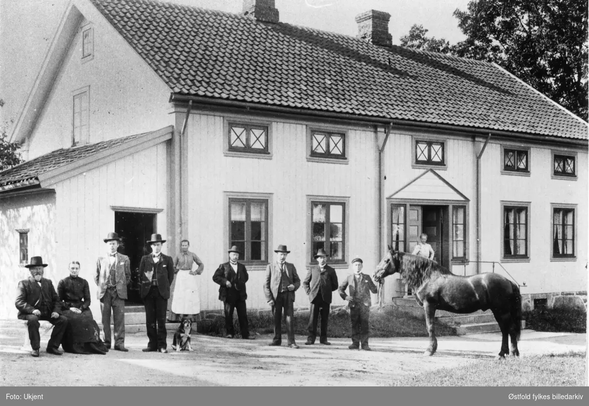 På tunet til gården Mustorp i Eidsberg. 
"Ohmer", Gudbrandsdalshingst, avlshest, stasjonert på Mustorp 1858.  Usikkert når bildet er fra. Ingen navn på personene.
Skrevet med kulepenn bak bildet, hestens navn Skjåk-Balder eller Skjåkbalder  284 eller 784.