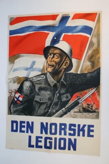 En soldat med norsk flagg på armen peker mot kampen. I bakgrunnen ligger en fallen soldat, og flammer stiger opp. Et norsk og finsk flagg vaier i vinden.