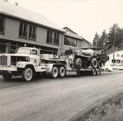 Vannkraftutbygging, lastebil med anleggsmaskin på hengaren.