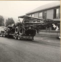 Vannkraftutbygging, lastebil med ankeggsmaskin på hengaren.