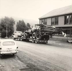 Vannkraftutbygging, lastebil med anleggsmaskin på hengaren.
