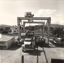 Vannkraftutbygging, anleggsutstyr vert henta på Bø stasjon.