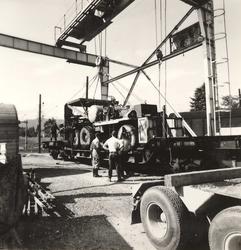 Vannkraftutbygging, anleggsmaskin vert henta på Bø stasjon.