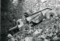 Vannkraftutbygging, lastebil utfor steintippen.