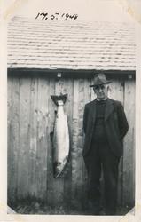 O. Hasfjord med årets første laks.