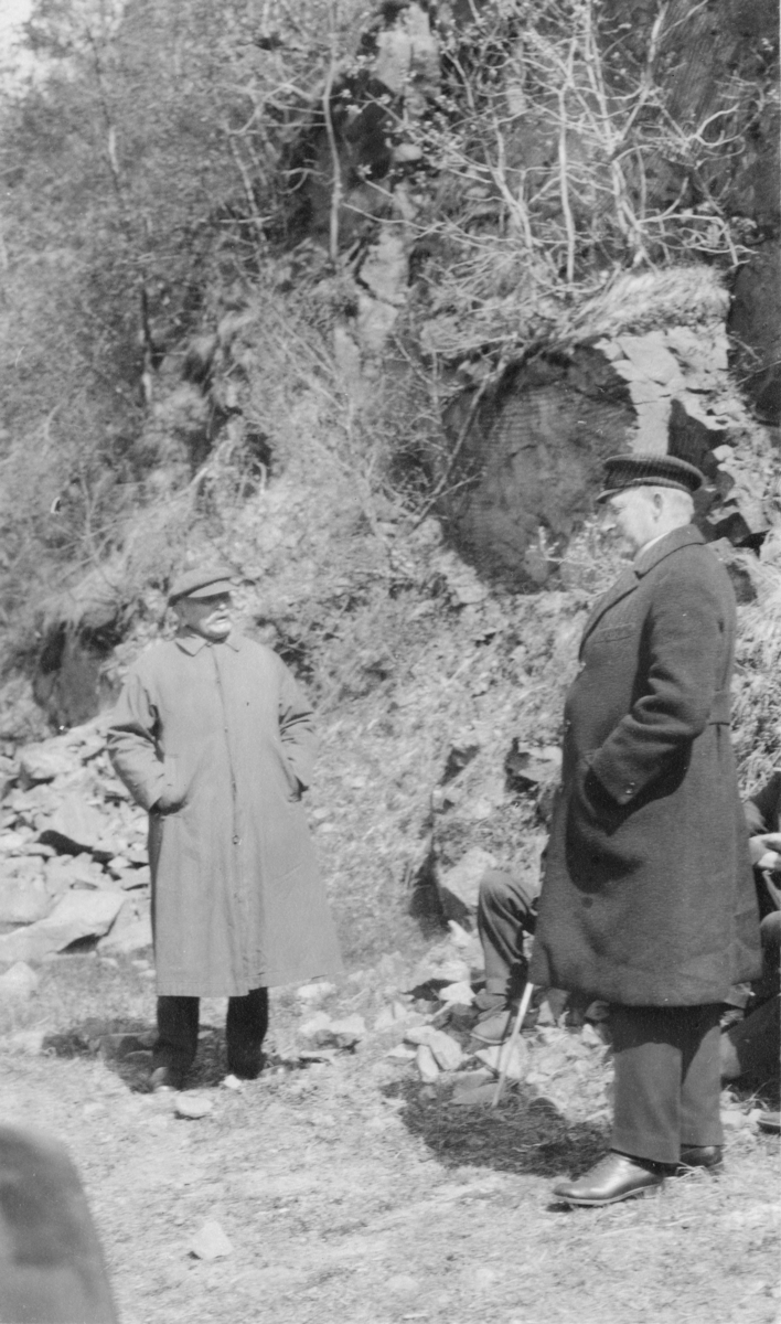 Fotoarkivet etter Gunnar Knudsen. To menn ved "Laatefos", Gunnar Knudsen til venstre. Lørdag 03.06.1923