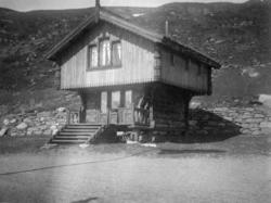Fotoarkivet etter Gunnar Knudsen. Stabbur på Haukeliseter fo