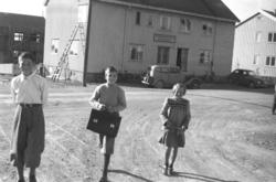 Tre barn går til skolen på Rolf Hauges første skoledag. Barn