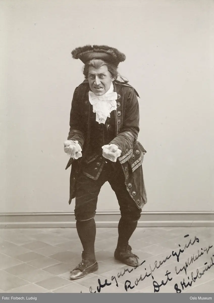 portrett, mann, skuespiller, rollebilde, Magister Roseflengius i "Det lykkelige skibbrudd", stående helfigur