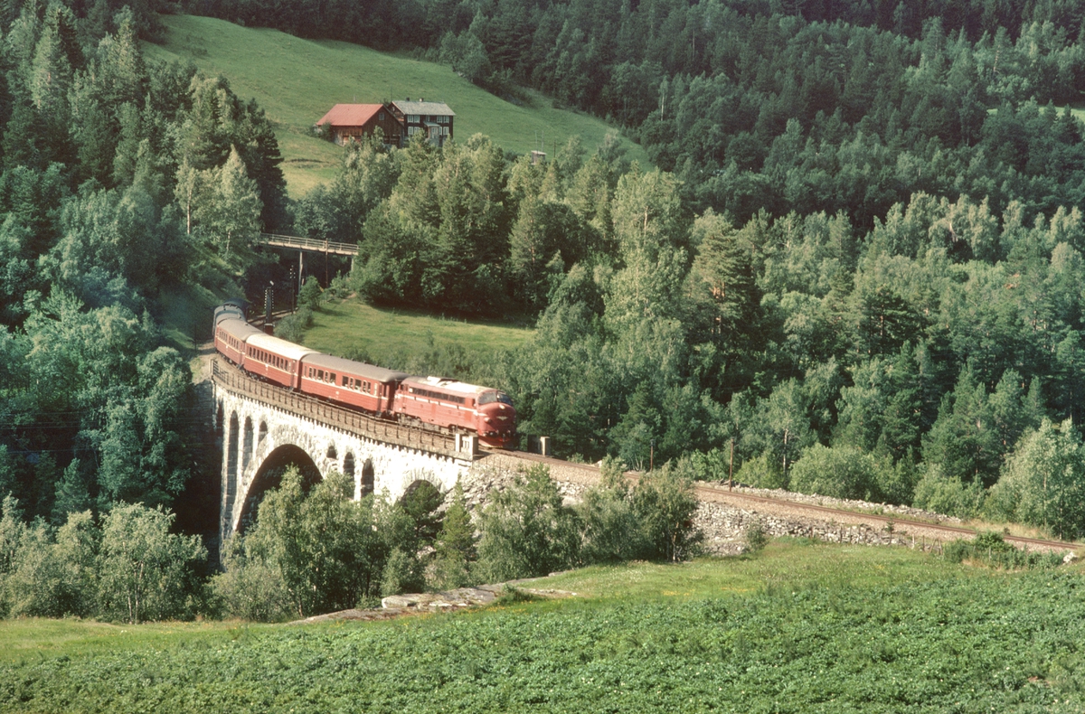 NSB persontog 352 passerer Kylling bro på Raumabanen, Romsdal.