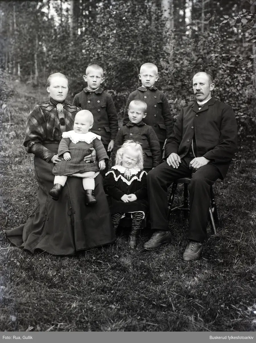 Gaute J. Buen (1872-1946) kona Anna Olsd. Rønningsdalen.(1878-1940) Barn:Jon Buen (1897.....) , Olav Buen (1899.....)  Asmund Buen(1901....) Aslaug Buen (1904.....) Gudmund Buen(1906....) Jondalen 1907
1897