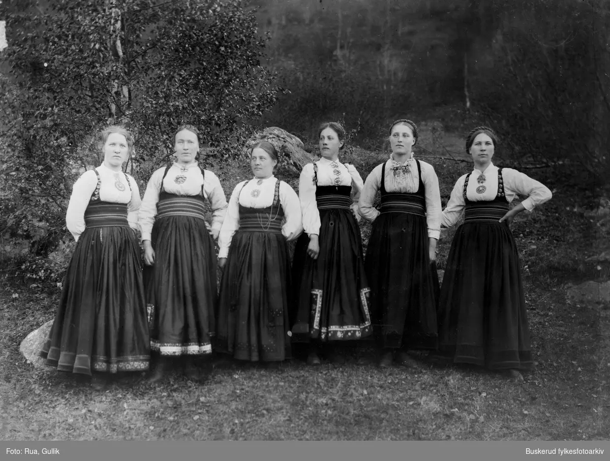 Gruppe med seks kvinner i bunad
Telemarksbunader . Sauland/Gransherad.
1897