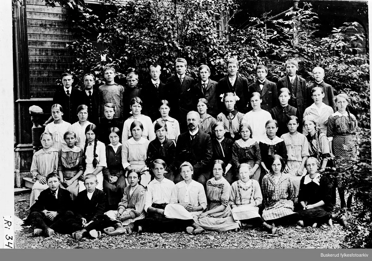 Middelskolen i Hønefoss, senere den høiere skole

1916
gruppebilde