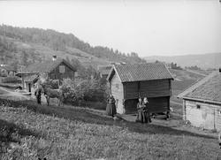 Jøran Kittilsdatter med dattersønn Kittil på armen.
Mor til