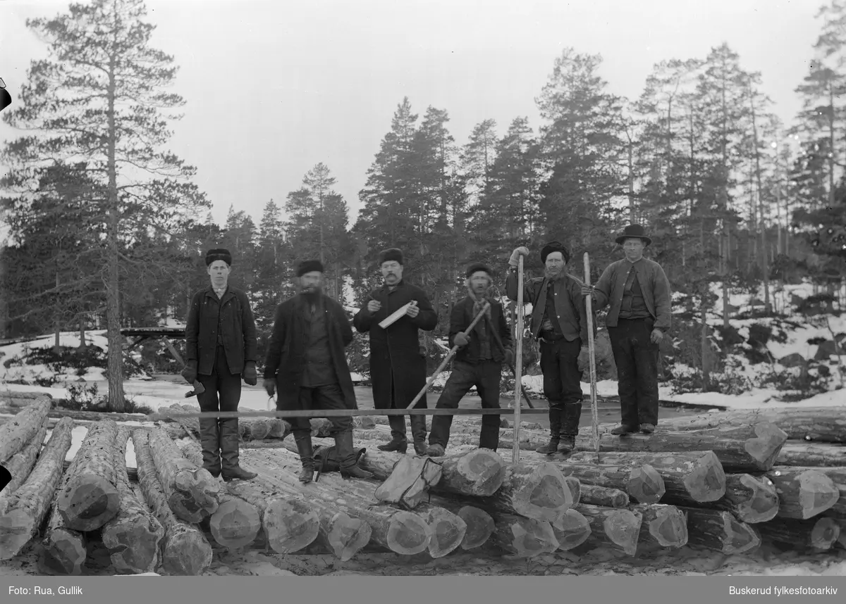 tømmermerking 
Fra Venstre: Ole G.Rua , Trelasthandler Madsen, Ukjent , Gullik H. Rua,  Solberg,  Ole Amundsen Jondalen 1896