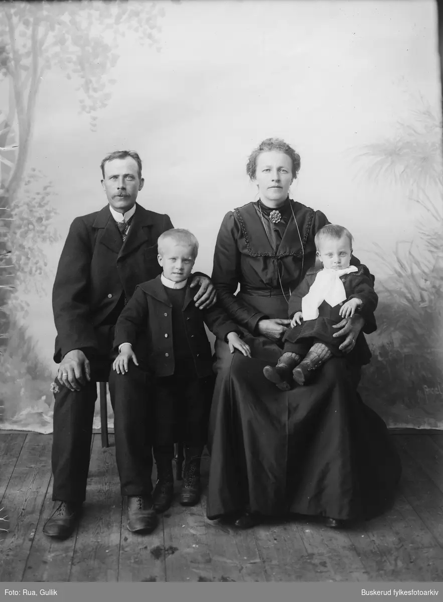 Jon L. Huka(1869-1947) og kona Anne Marie Lia(1864-1924)
Barn: Olav (1898.....) ,  Anderd (1901......) Jondalen 1903