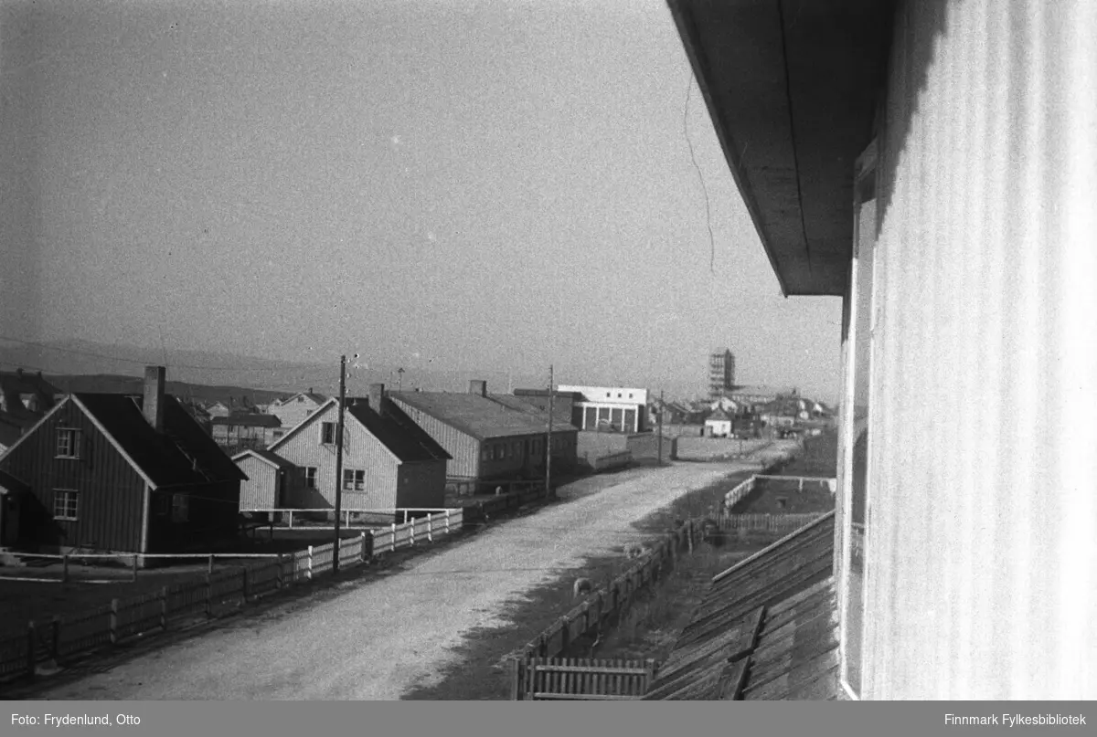 Bergstien i Vadsø fotografert mot Idrettsplassen og samfunnshuset. Midt i bildet Finmarksbibliotekets lille bygning, og i bakgrunnen Vadsø kirke under bygging. Vi ser gjenreisningshus og brakker