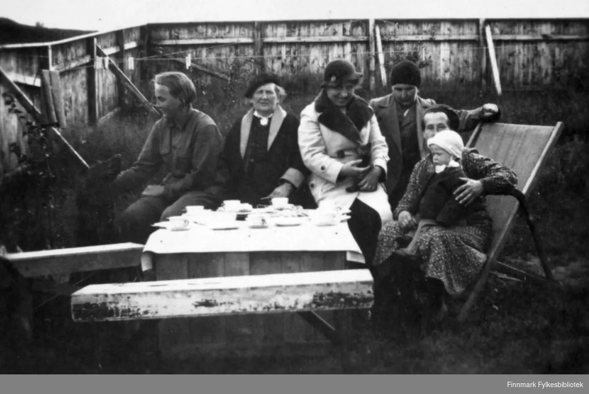 Utendørs kaffepause i leveggen, sommeren 1935. Aino Gunnaris søstre fra Helsingfors er på besøk i Bugøyfjord.