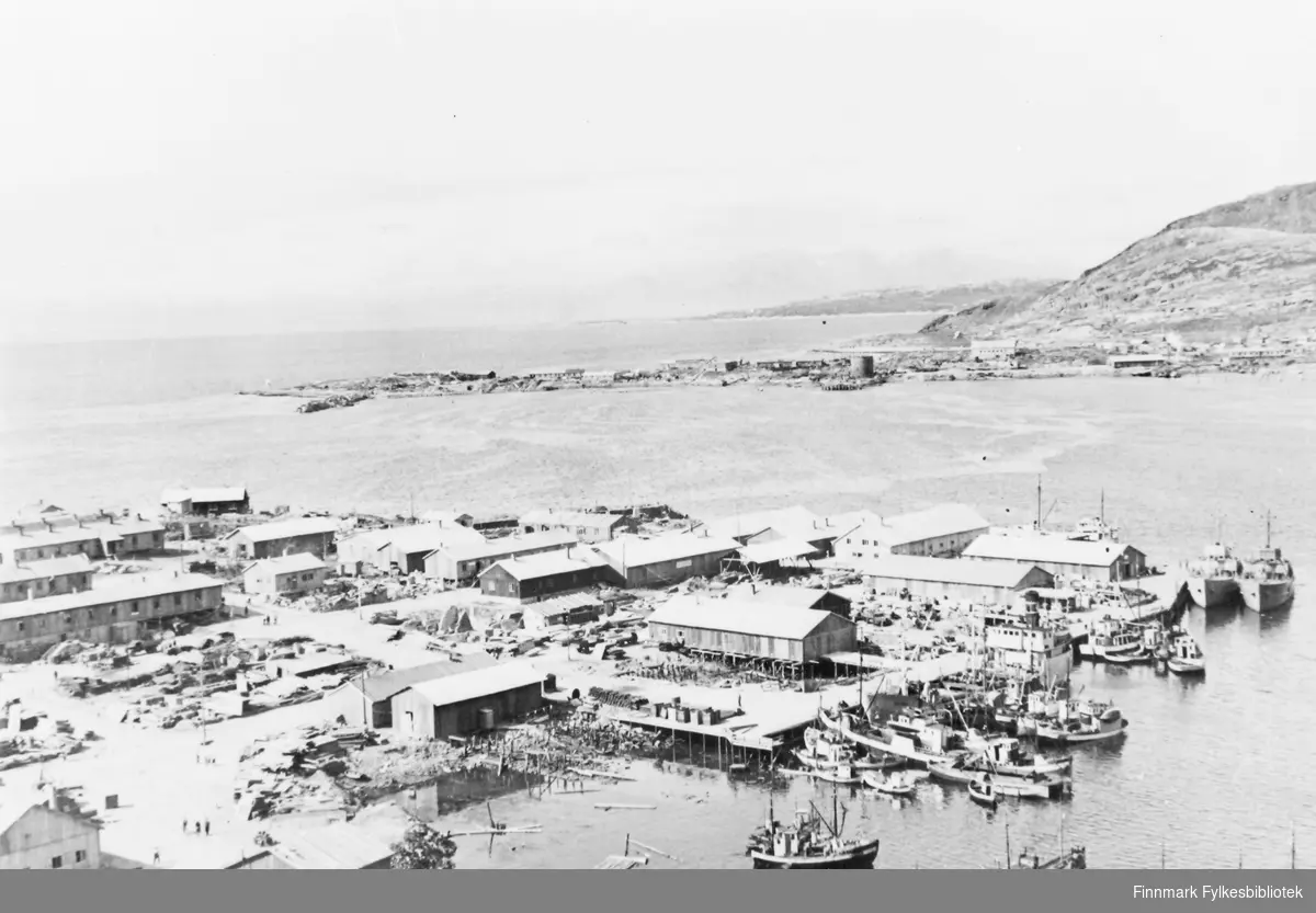Oversiktsbilde over Hammerfest, 1947. Havna og brakker.