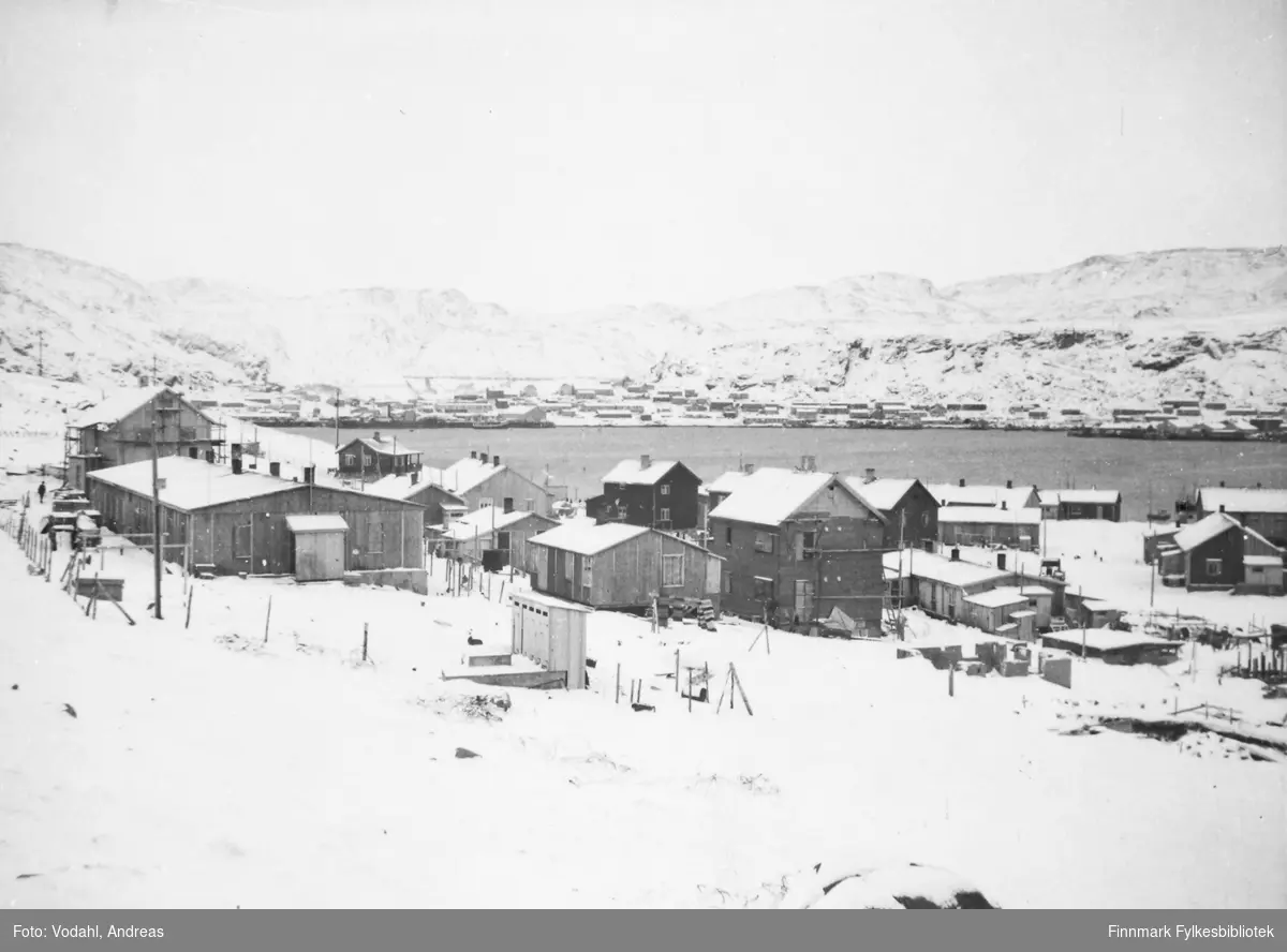 Boliger i Hammerfest, november 1947. Andreas Vodahl var ansatt som distriktsingeniør ved distriktskontoret for kommunene Kjelvik (senere Nordkapp), Kistrand (senere Porsanger), Karasjok og Lebesby under gjenreisinga.