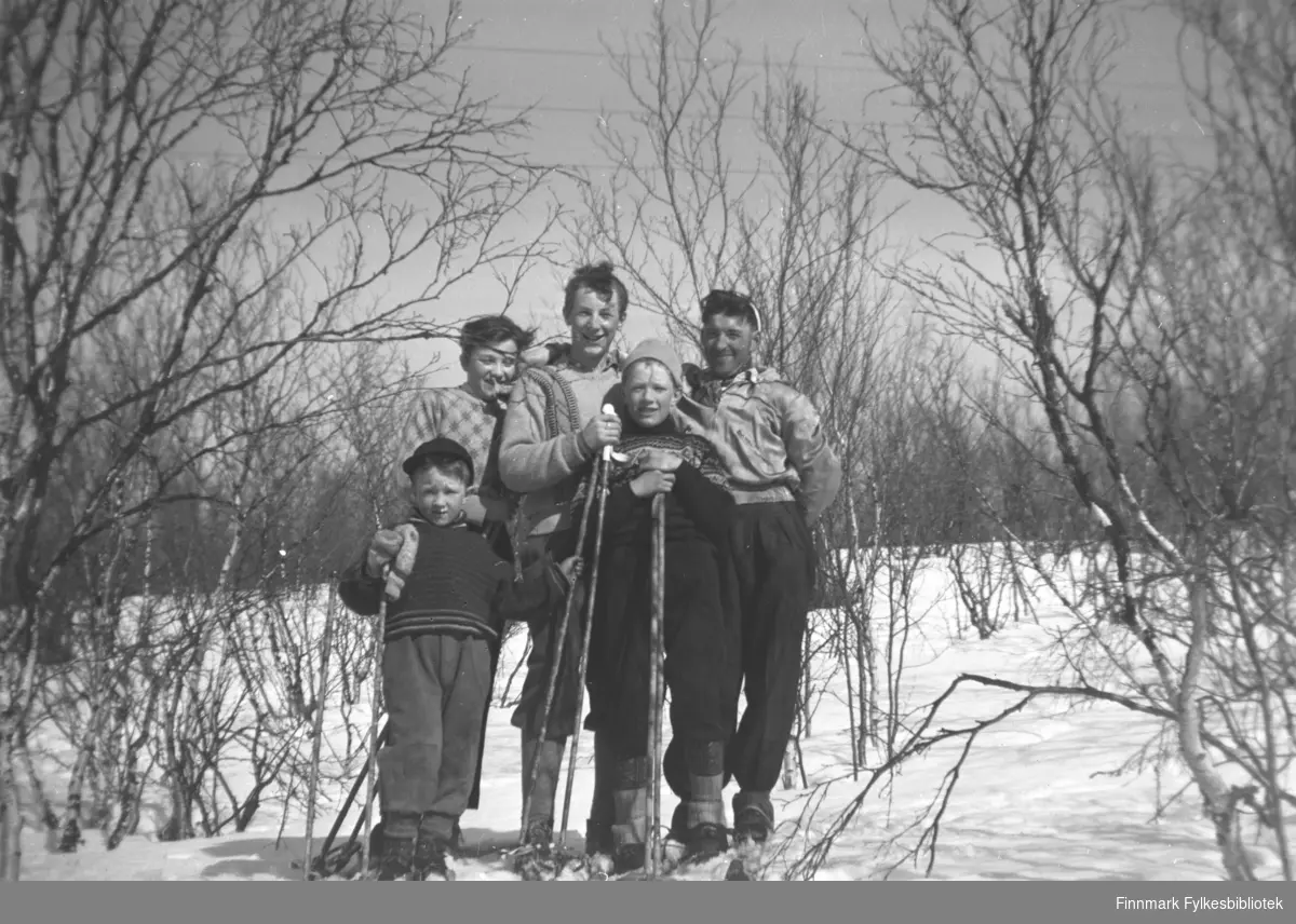På ski i Neiden, antakelig 1950-1960-tallet. De to yngste guttene foran, fra venstre: Tore Skjalg og Per Olsen. Stående bak, fra venstre: Odd Dørmænen, Willy Olsen og Trygve Dørmænen
