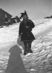 Jakob Hallonen fotografert i Pakanajoki, 1937. I bakgrunnen 