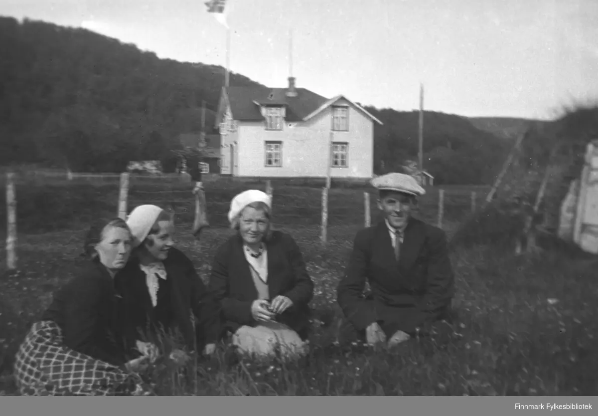 Mikkola-ungdommer fotografert i enga foran John Haaheims hus. De er pent kledd og det flagges. Til høyre i bildet en torvgamme der Mikkolas pleide å stelle hesten Borken