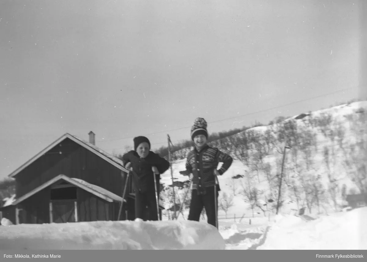 Gutter på ski på Mikkelsnes, ca. 1967-1970? Fra venstre: Asle Lindseth, Ken Willy Olsen. Bildet er tatt ved samme anledning som 05007-212