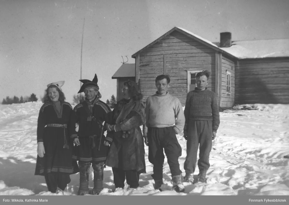 Gruppebilde tatt i Pakanajoki, 1936-1937. Fra venstre: Kari Mikkola, Jakob Halonen, Ingrid Mikkola, Nils Valle og sønnen hans, som vi dessverre ikke vet fornavnet til