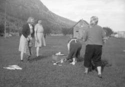 Det gjøres klart til kaffe utendørs på Mikkelsnes. Kopper og