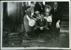 Et gruppeportrett av flere mennesker tilknyttet skiferbruddv