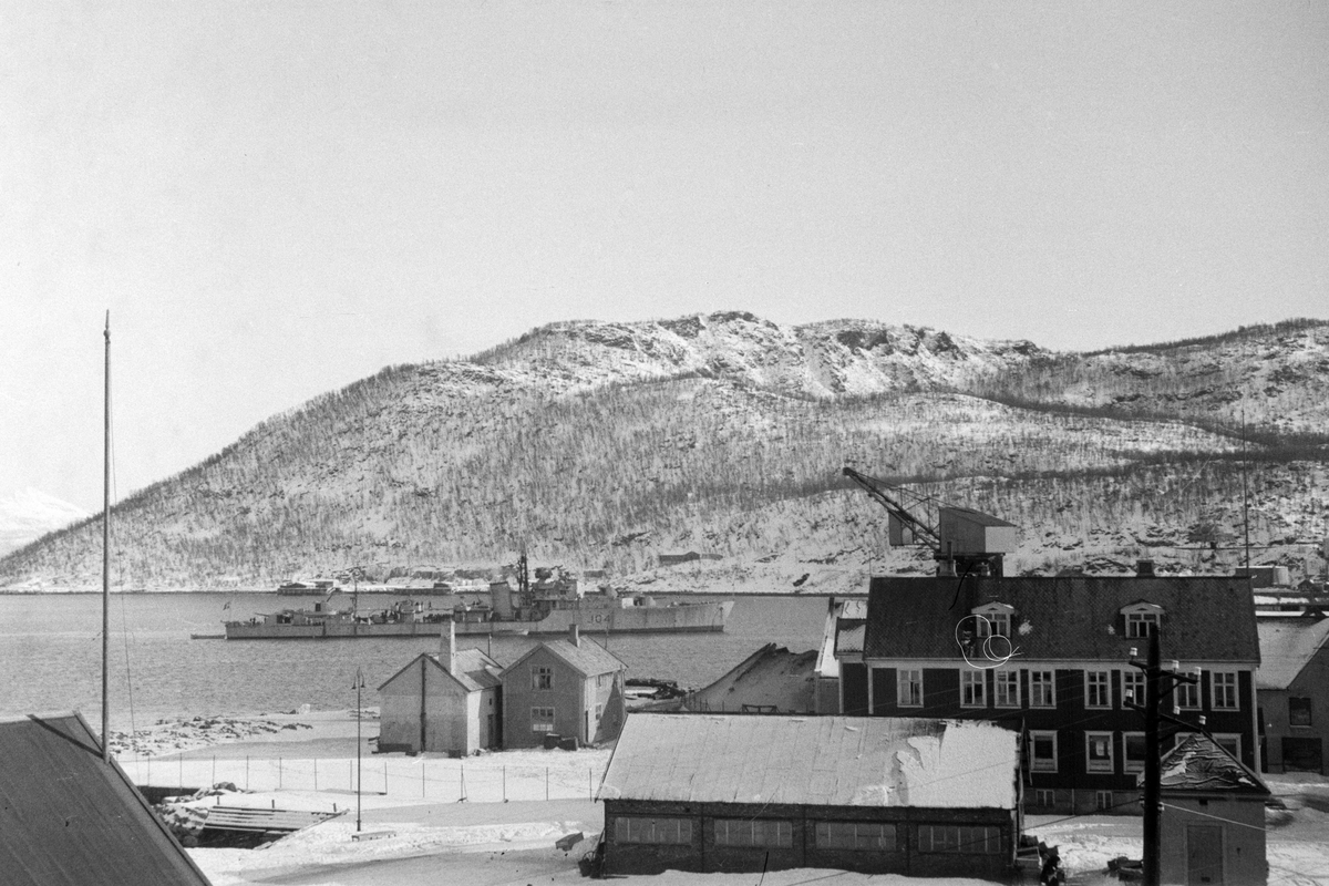 Jageren KNM «Trondheim» på havna i Harstad. Bertheus Nilsens kullkrane til høyre.