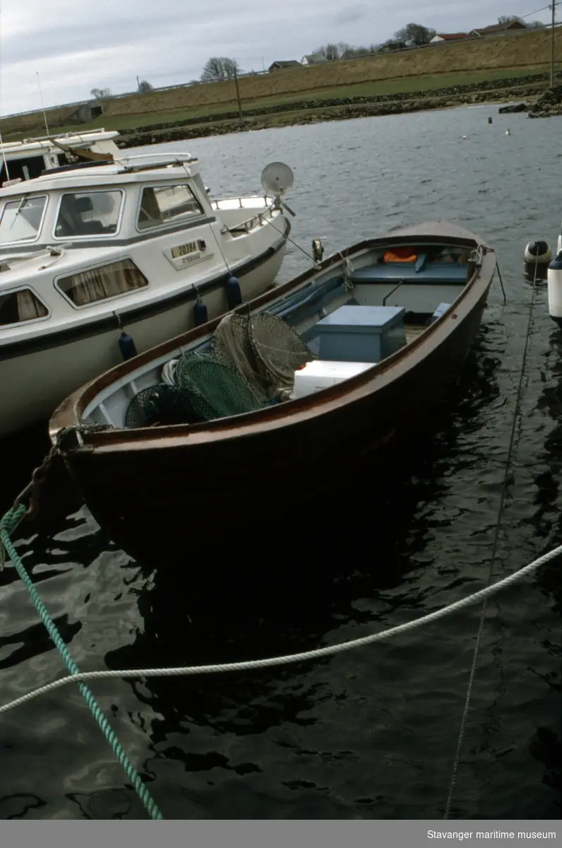Loddebåt - oversiktsbilde av båten i miljøet