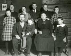 Noen personer fra familien Haugen i Gravvik i Nærøy