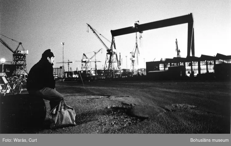 Varvsarbetare ser på sin arbetsplats efter nedläggningsbeskedet i december 1984