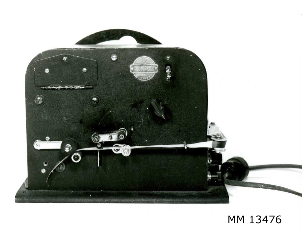Morseskrivmaskin av svartmålad plåt och metall. Avsedd för  inkoppling till mottagare för trådlös telegrafi. Se även MM 8694.
Märkt: BOLINDERS FABRIKS AKTIEBOLAG, SWEDEN.
