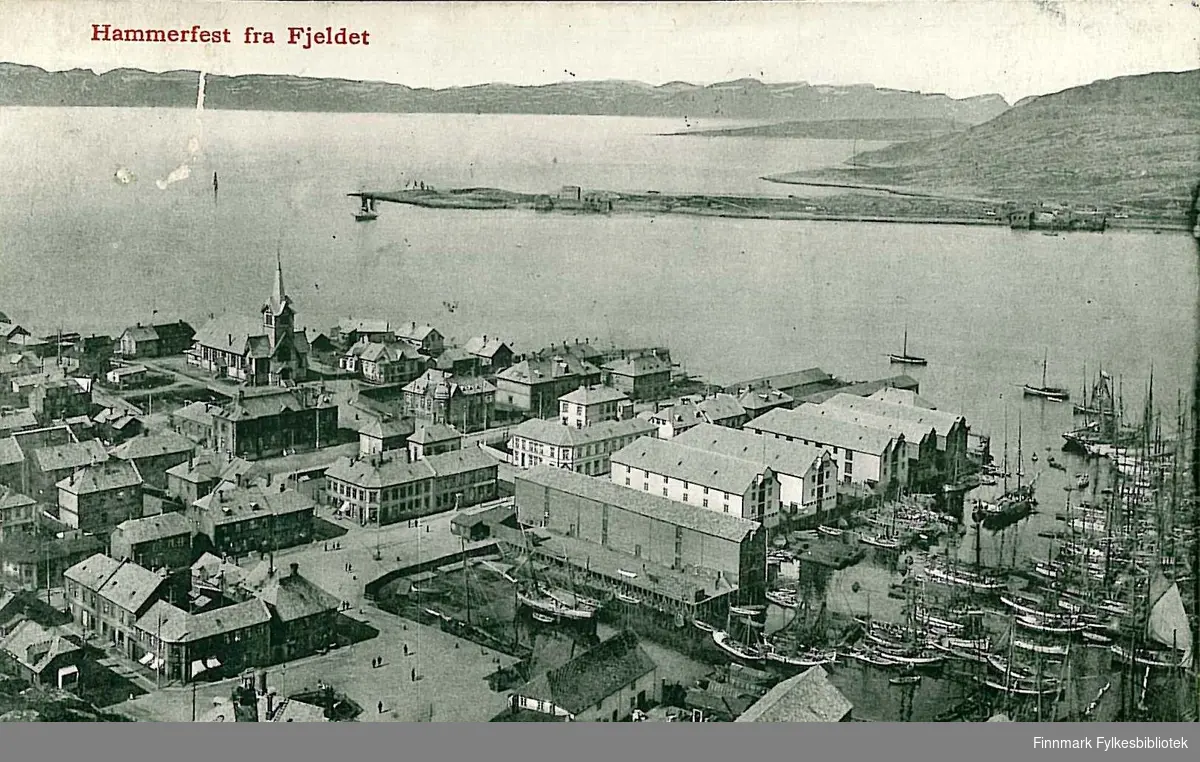Postkort med motiv av Hammerfest sett fra fjellet Salen. Kortet er en jule- og nyttårshilsen til Arthur Buck på Hasvik og er sendt fra Hammerfest i jula 1913.