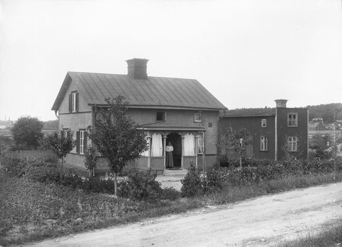 Fannagatan 29 - Skiljevägen 1, Södra området 4, Fanna, Enköping, vy från öster, troligen omkring 1900.