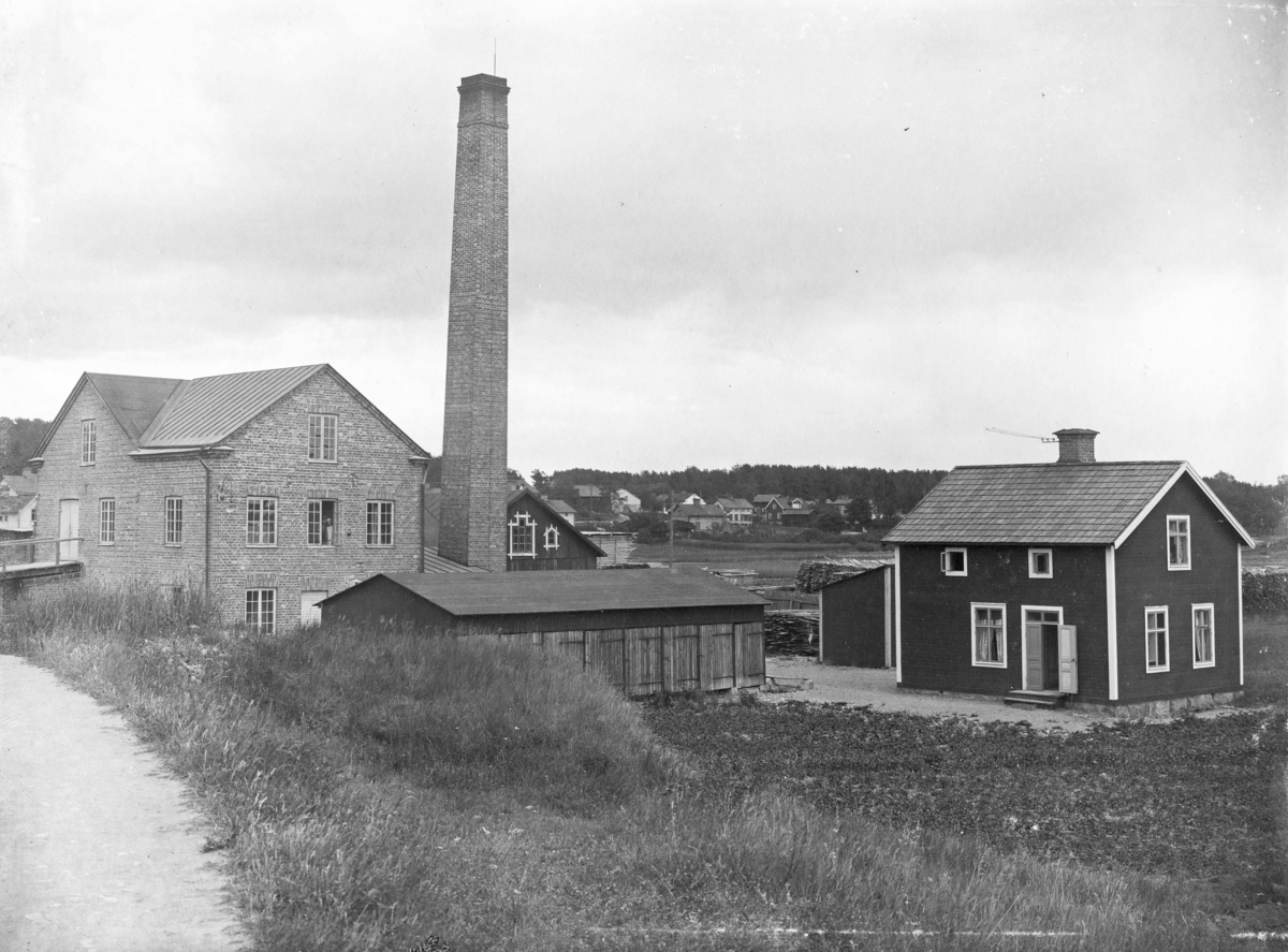 L. P. Stens ångsåg och kvarn, Stockholmsvägen, Fanna, Enköping, vy från väster. Såganläggningen etablerad 1897. Kvarnhuset t. v. uppfört 1900-1901.