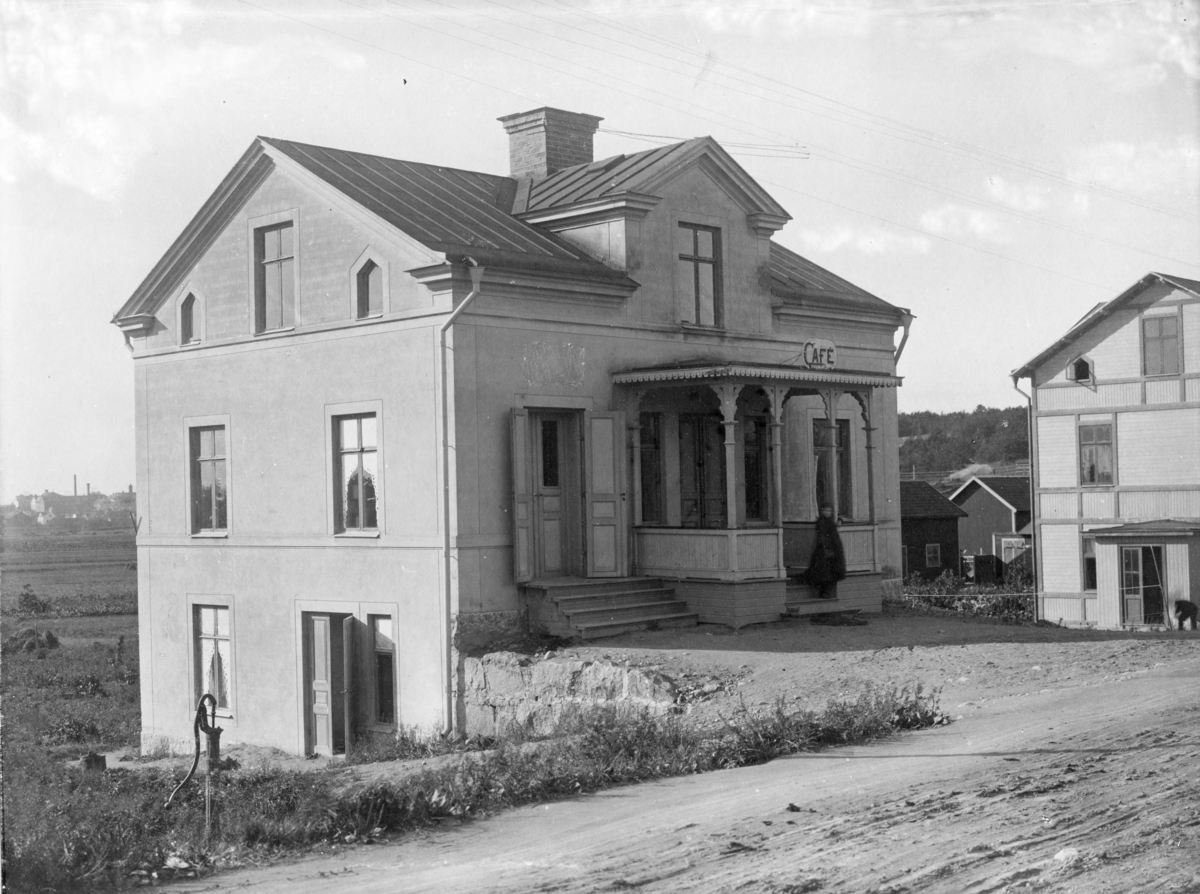 Fannagatan 33, Enköping, vy från öster, troligen 5 oktober 1904. Första ägare, 1900-1903, änkan o kaféidkerskan Martina Dahlberg f. Medin (1867-1918).