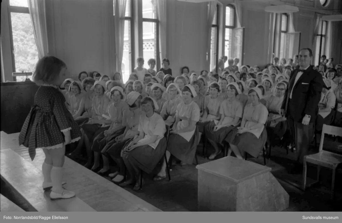 Flickskolans avslutning 1961 med visning av elevarbeten och mannekänguppvisning.