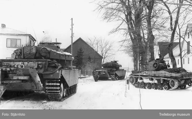 Vinterkrig på Söderslätt, i trekorset i Simlinge vid handlande Rudolf Perssons passerade större och mindre stridsvagnar stup i ett under omgrupperingarna innan den stora sammandrabbningen under torsdagens "vinterkrig" på Söderslätt.
