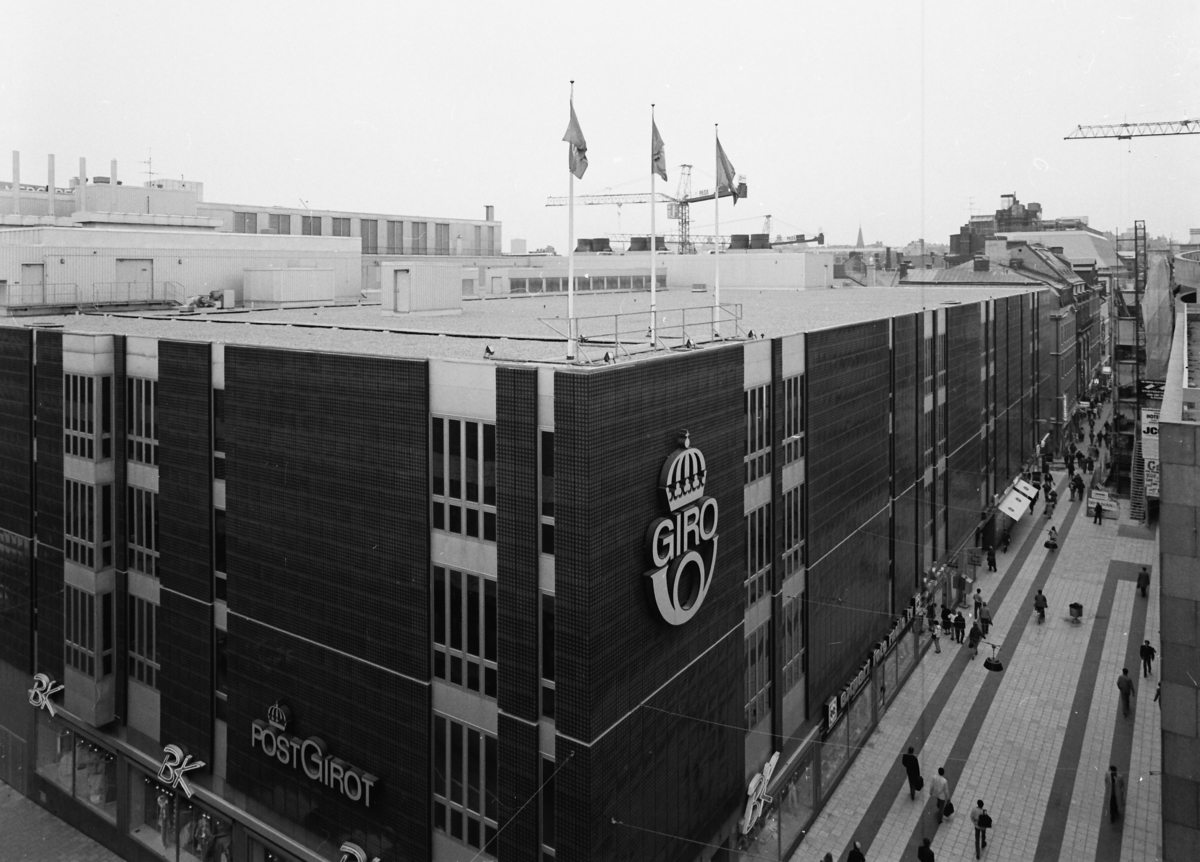 Hörnhuset med fasader mot Drottninggatan t h och Mäster
Samuelsgatan. Girots kassaexpedition har adress Drottninggatan 53,
vid brevlådan.