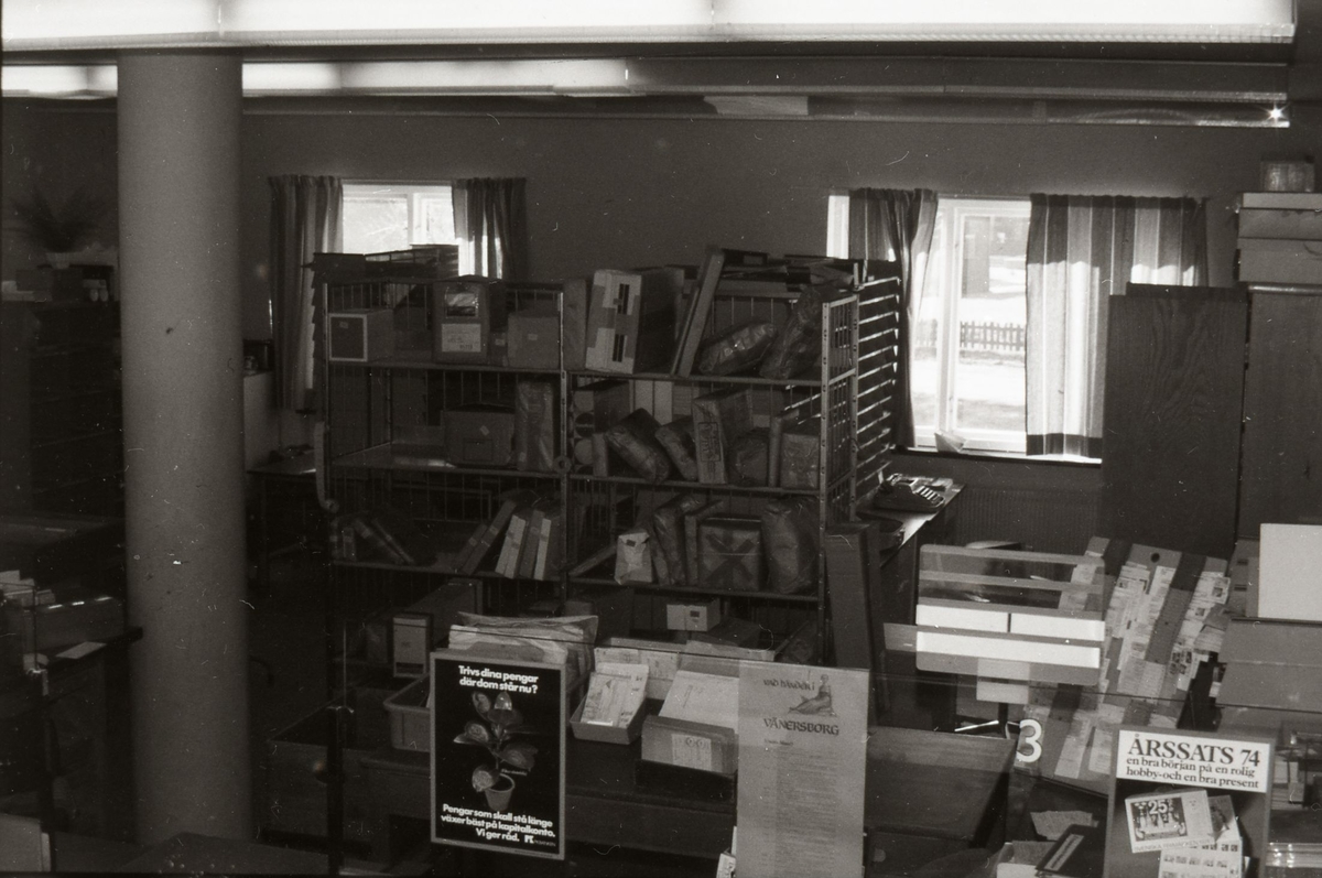 Postkontoret i Brålanda, kombinerad kassa och brevbärarexpedition, 1975.