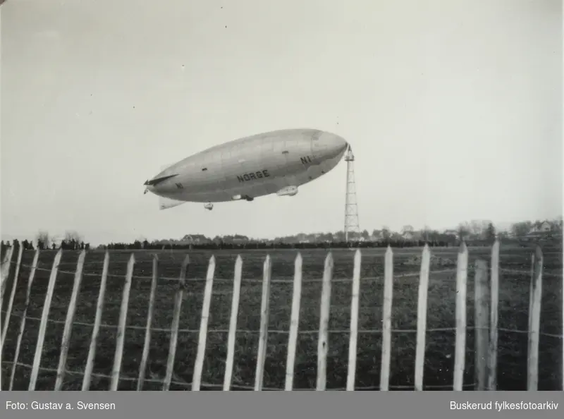 Luftskipet Norge på Ekeberg 14/4-1926
«Norge» var et mellomstort, halvstivt luftskip bygget i Italia av ingeniøren og offiseren Umberto Nobile. Roald Amundsen og Umberto Nobile benyttet luftskipet til å fly over Nordpolen i 1926. Det var også første gang at noe luftfartøy gjennomførte en flyvning mellom Europa og Amerika over Arktis.