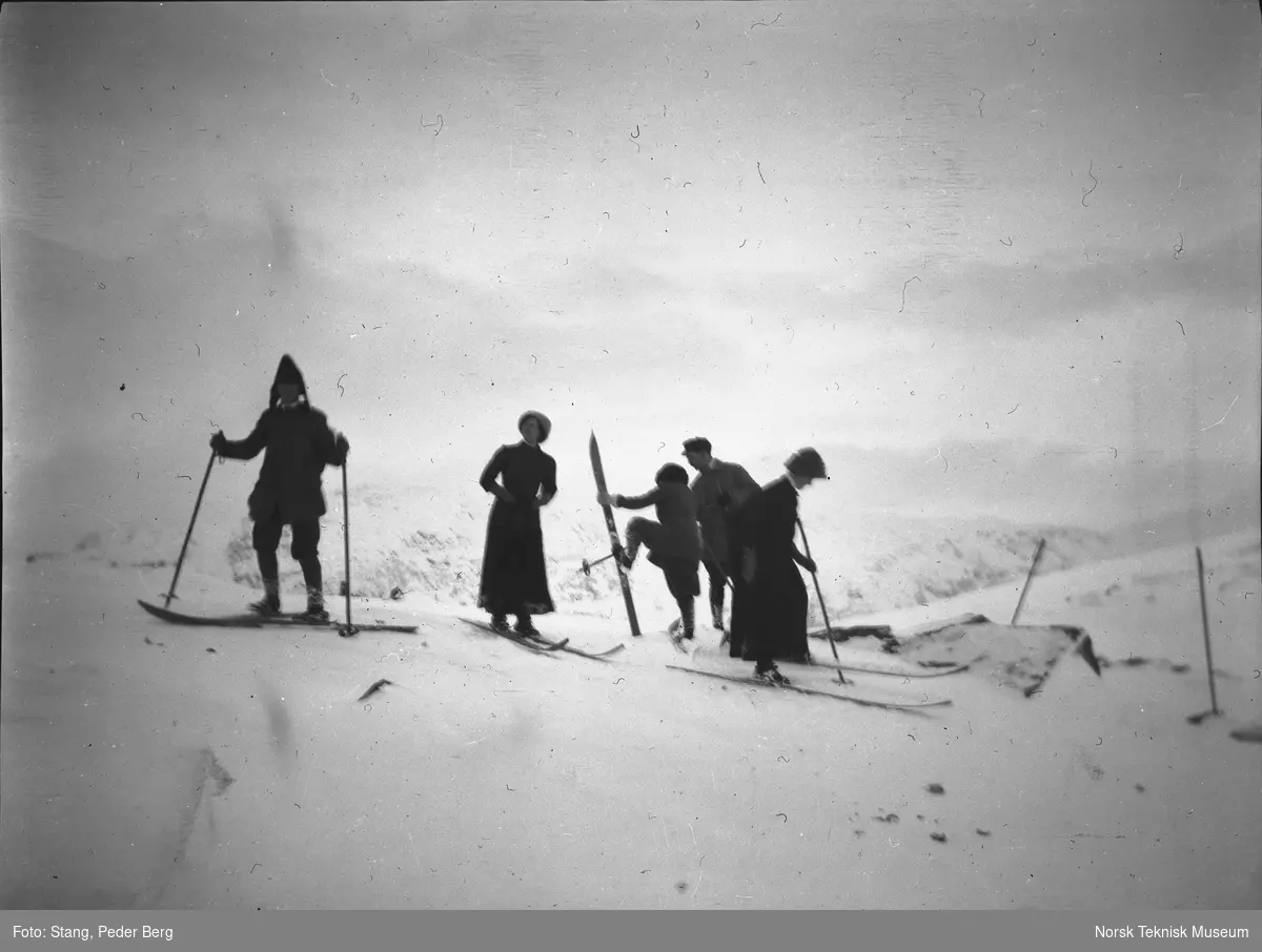 To kvinner, to menn og en gutt på skitur ved Rjukan, 2. februar 1913