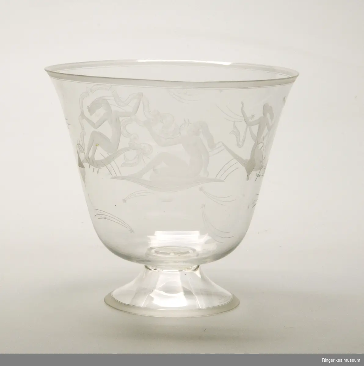 Vase med stett fra Hadeland glassverk.
Slipt dekorering av en naken kvinne som sitter.